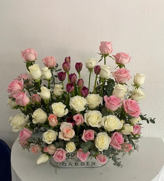 Arreglo de rosas y tulipanes