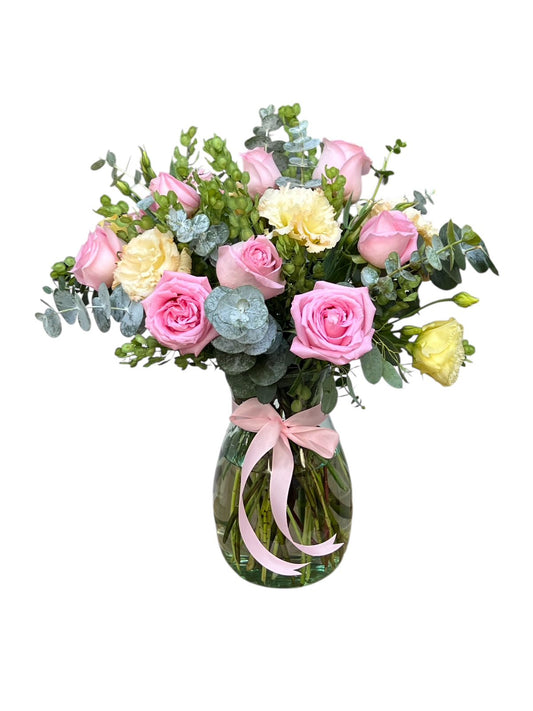 Florero de rosas con lisianthus