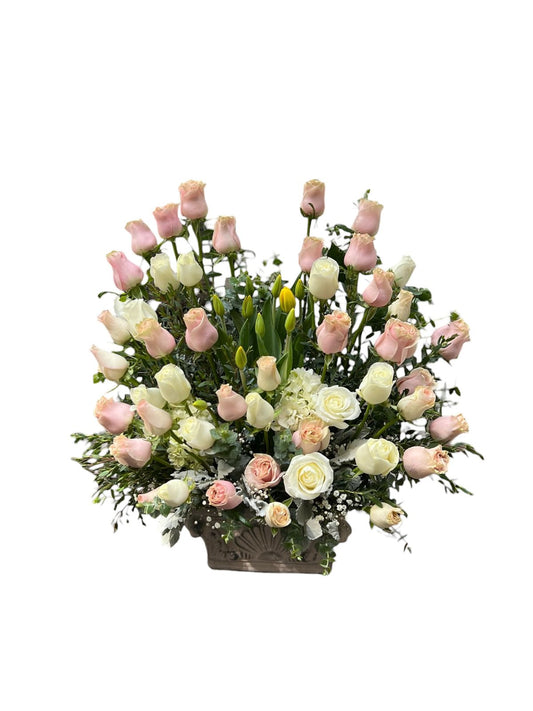 Arreglo floral de rosas con tulipanes 