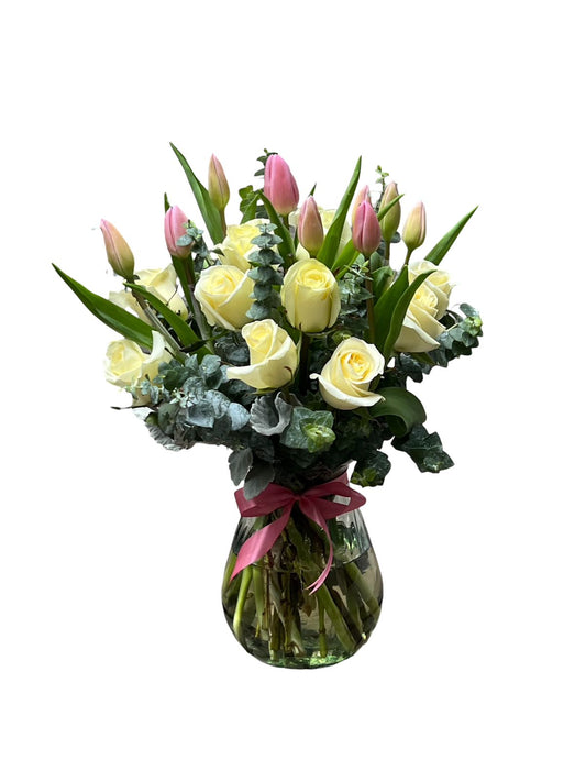 Florero de rosas con tulipanes